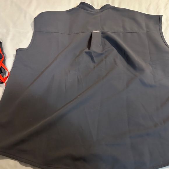 FIGS Charcoal Scrub Set | Rafaela Top + Zamora HW Jogger | Size L | EUC | PO 531 - Picture 9 of 9